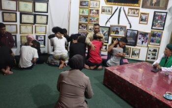 DIGEMBLENG: Sebanyak delapan remaja yang diduga terlibat aksi tawuran, kini mengikuti program Lentera Bintana Polres Sukabumi Kota di Pondok Pesantren (Ponpes) Dzikir Al-Fath Kecamatan Gunungpuyuh.(FT: IST)