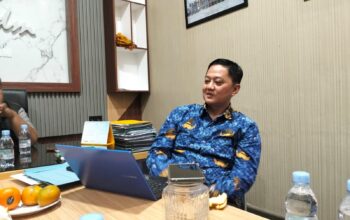 DIWAWANCARA: Sekretaris BKPSDM Kota Sukabumi, Taufik Hidayah saat diwawancara sejumlah media di ruang kerjanya, belum lama ini. (FT: IST)