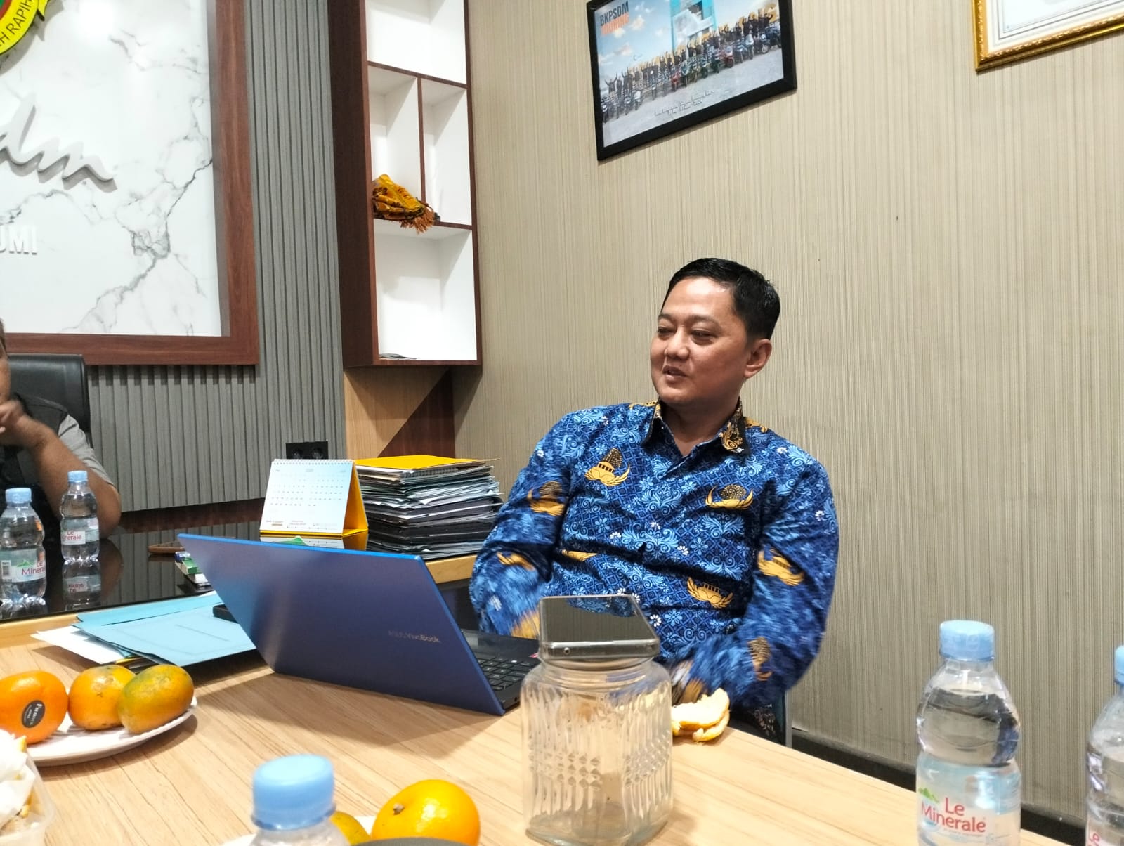 DIWAWANCARA: Sekretaris BKPSDM Kota Sukabumi, Taufik Hidayah saat diwawancara sejumlah media di ruang kerjanya, belum lama ini. (FT: IST)