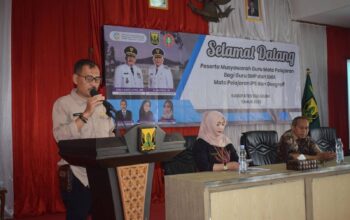 SAMBUTAN : Kepala DPPKB Kabupaten Sukabumi, Uus saat memberikan sambutan di Gedung Pendopo Sukabumi pada Kamis (24/04).(FOTO : UNTUK RADAR SUKABUMI)