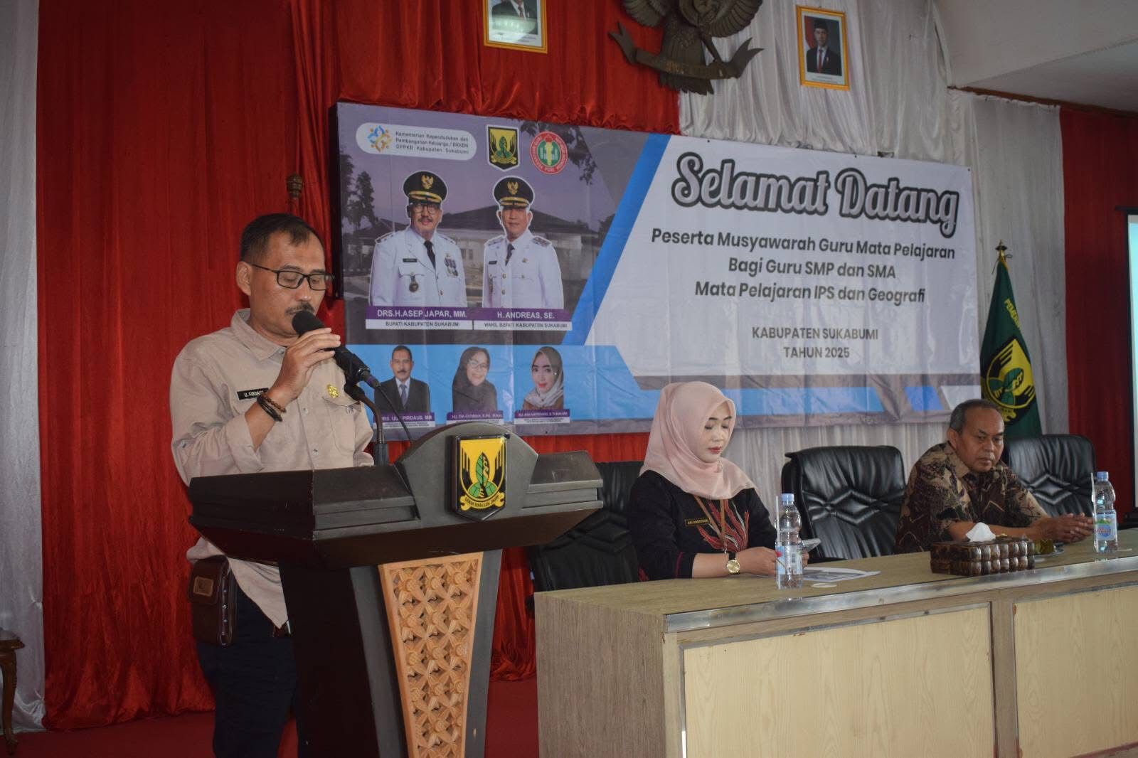 SAMBUTAN : Kepala DPPKB Kabupaten Sukabumi, Uus saat memberikan sambutan di Gedung Pendopo Sukabumi pada Kamis (24/04).(FOTO : UNTUK RADAR SUKABUMI)