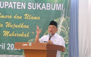 SAMBUTAN : Wakil Bupati Sukabumi, Andreas saat memberikan sambutan di hadapan Ulama dan Umaro Kecamatan Cidahu Tahun 2025 M/1446 Hijriah yang diselenggarakan di Kantor Kecamatan Cidahu, Kabupaten Sukabumi pada Kamis (24/04). (FOTO : UNTUK RADAR SUKABUMI)