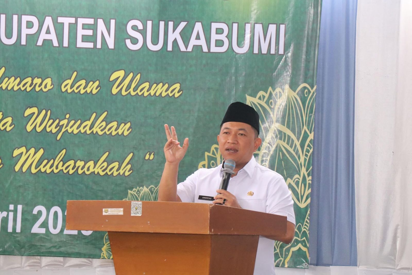 SAMBUTAN : Wakil Bupati Sukabumi, Andreas saat memberikan sambutan di hadapan Ulama dan Umaro Kecamatan Cidahu Tahun 2025 M/1446 Hijriah yang diselenggarakan di Kantor Kecamatan Cidahu, Kabupaten Sukabumi pada Kamis (24/04). (FOTO : UNTUK RADAR SUKABUMI)