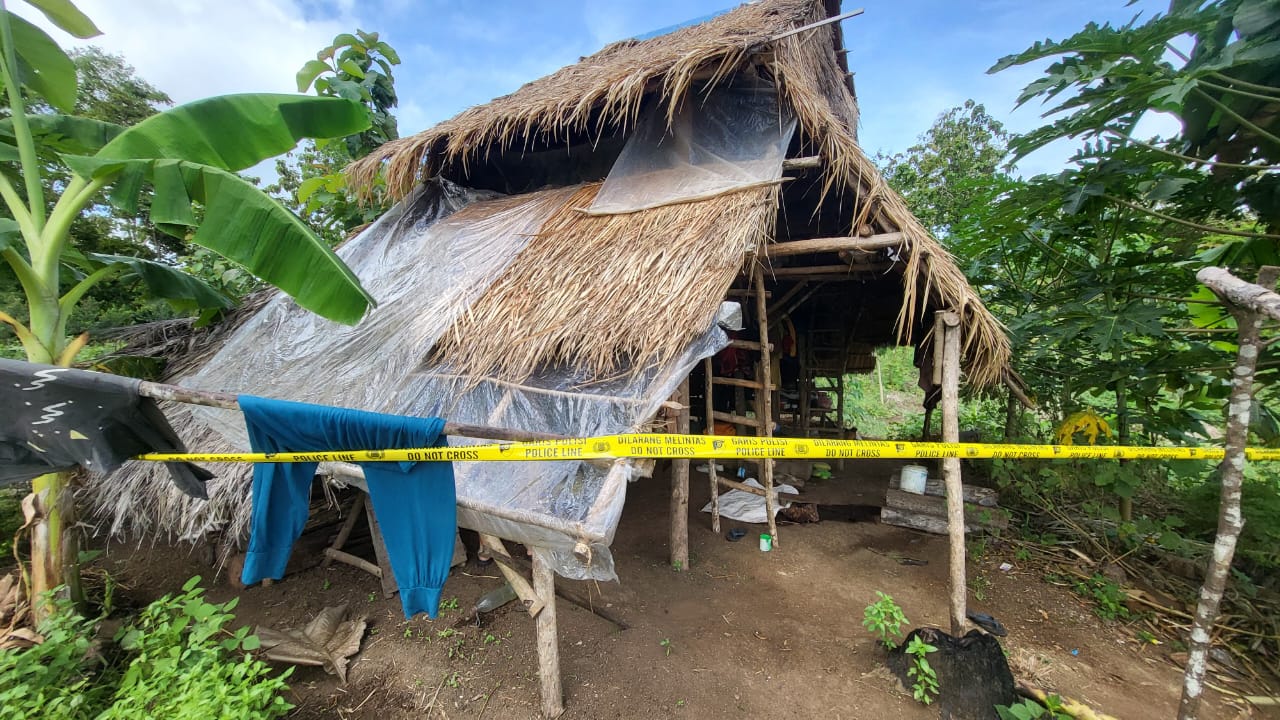 Suasana lokasi seorang petani bernama Otib (60), yang tewas diduga akibat peluru nyasar saat berada di saung huma kawasan lahan Perhutani Cisujen Blok 10, Desa Sumberjaya, Kecamatan Tegalbuleud, Kabupaten Sukabumi.(FOTO : NANDI/ RADARSUKABUMI)