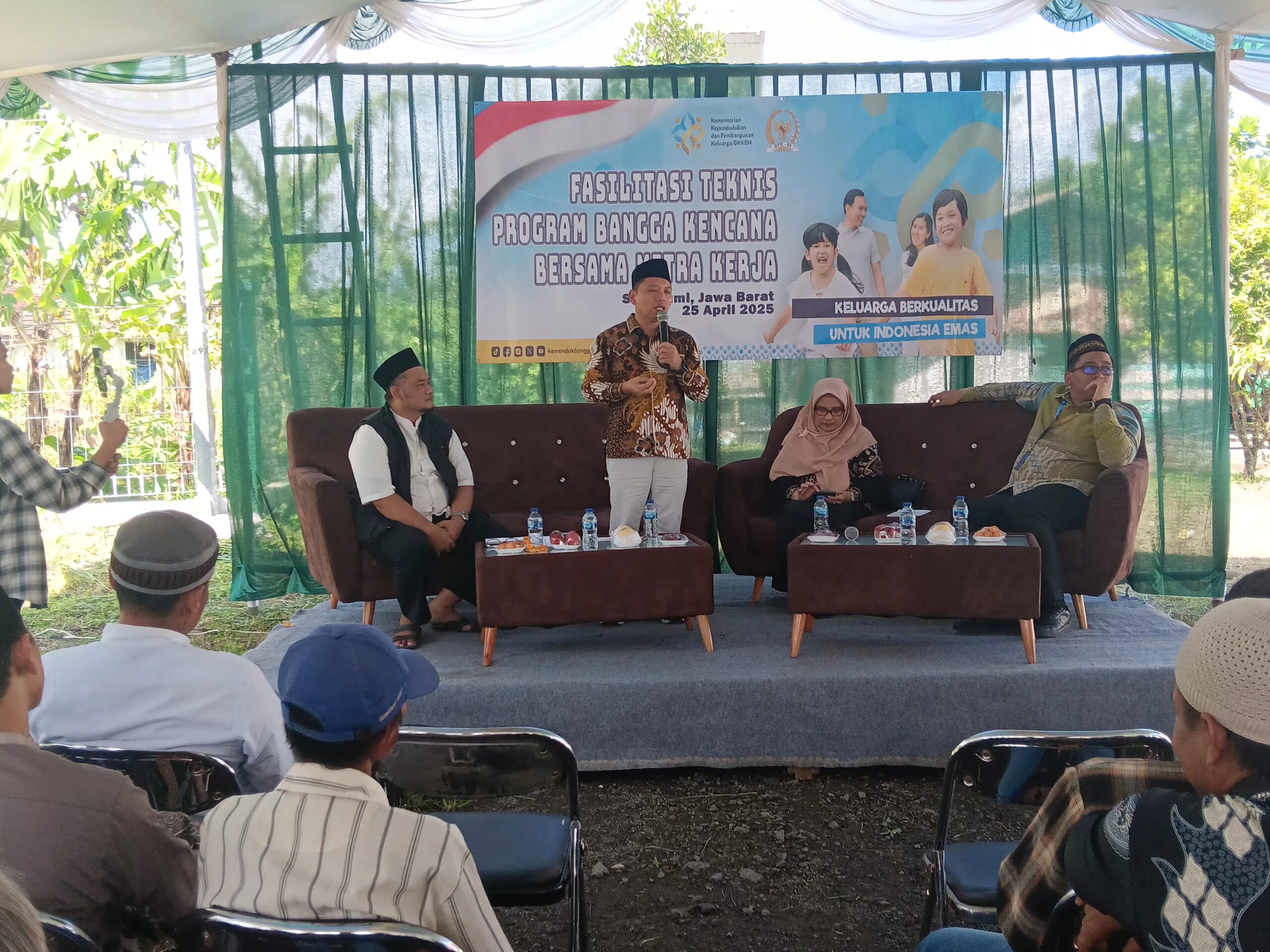SAMBUTAN: Anggota Komisi IX DPR RI, Zainul Munasichin saat memberikan sambutan saat menghadiri Fasilitasi Teknis Program Bangga Kencana bersama mitra kerja di Kantor PCNU, Jalan Cipanas, Kelurahan Gedong Panjang, Kecamatan Citamiang, Kota Sukabumi, Jumat (25/4).(Foto: BAMBANG/RADARSUKABUMI)