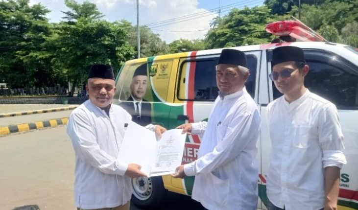 Badan Amil Zakat Nasional (BAZNAS) Kabupaten Sukabumi menyerahkan bantuan berupa satu unit mobil ambulance yang langsung diberikan