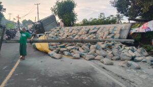 Truk Bermuatan Semen Terjungkal di Cicantayan Sukabumi, Arus Lalin Sempat Tersendat