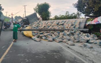 DIEVAKUASI : Petugas Polres Sukabumi, saat hendak mengevakuasi truk muatan semen yang terjungkal di ruas Jalan Raya Sukabumi - Bogor, tepatnya di Kampung Pondok Leungsir, RT 020/RW 006, Desa Cicande, Kecamatan Cicantayan, Kabupaten Sukabumi pada Minggu (27/04) pagi.(FOTO : UNTUK RADAR SUKABUMI)