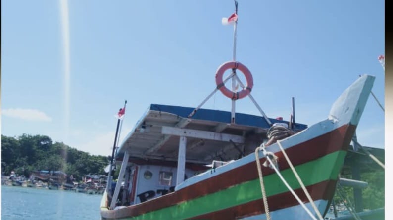 Kondisi KM. PTR 01 yang AKB nya dilaporkan hilang setelah diduga terjatuh ke laut di perairan Ujunggenteng, Kecamatan Ciracap, Kabupaten Sukabumi