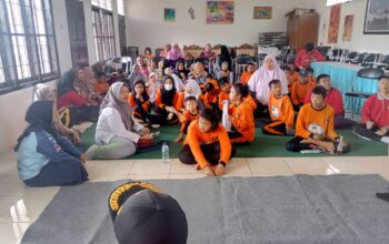 PELATIHAN : Para siswa dan siswi saat mengikuti Sosialisasi dan Simulasi Gempa.(FOTO : NANDI/ RADARSUKABUMI)