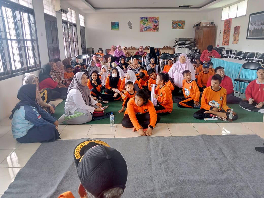 PELATIHAN : Para siswa dan siswi saat mengikuti Sosialisasi dan Simulasi Gempa.(FOTO : NANDI/ RADARSUKABUMI)