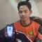 Kakak Kandung Dandi saat menunjukan foto Cahya adiknya di ponsel