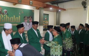 SAMBUTAN : Bupati Sukabumi, Asep Japar, saat menghadiri Halal Bihalal PCNU Kabupaten Sukabumi, di Gedung Aula PCNU Kabupaten Sukabumi, Kecamatan Cicantayan pada Sabtu (26/04).(FOTO : UNTUK RADAR SUKABUMI)