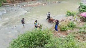 Jembatan Diterjang Banjir, Guru Hamil 7 Bulan dan Siswa Menantang Derasnya Sungai Cikaso 