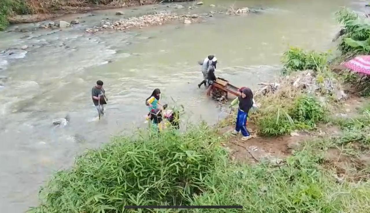 BERTARUH NYAWA : Sejumlah siswa SDN Cibadak, Desa Neglasari, Kecamatan Lengkong, harus rela bertaruh nyawa saat menyebrangi sungai Cikaso.