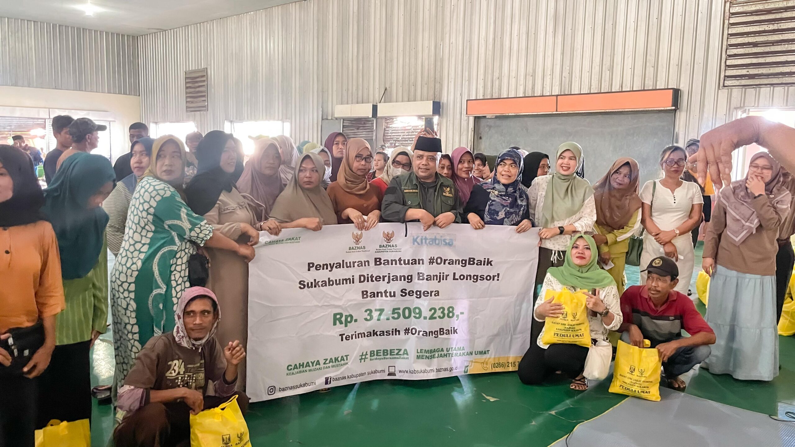 PEDULI : Ketua BAZNAS Kabupaten Sukabumi, Dr. H. Unang Sudarma bersama jajarannya, saat foto bersama para nelayan usai memberikan bantuan sembako pasca bencana banjir. (FOTO : UNTUK RADAR SUKABUMI)
