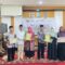 KOMPAK : Kepala Divisi Pendistribusian dan Pendayagunaan pada Baznas Kabupaten Sukabumi, Muhammad Kamaludin saat memberikan penghargaan kepada Camat Kebonpedes, belum lama ini.(FOTO : UNTUK RADAR SUKABUMI)