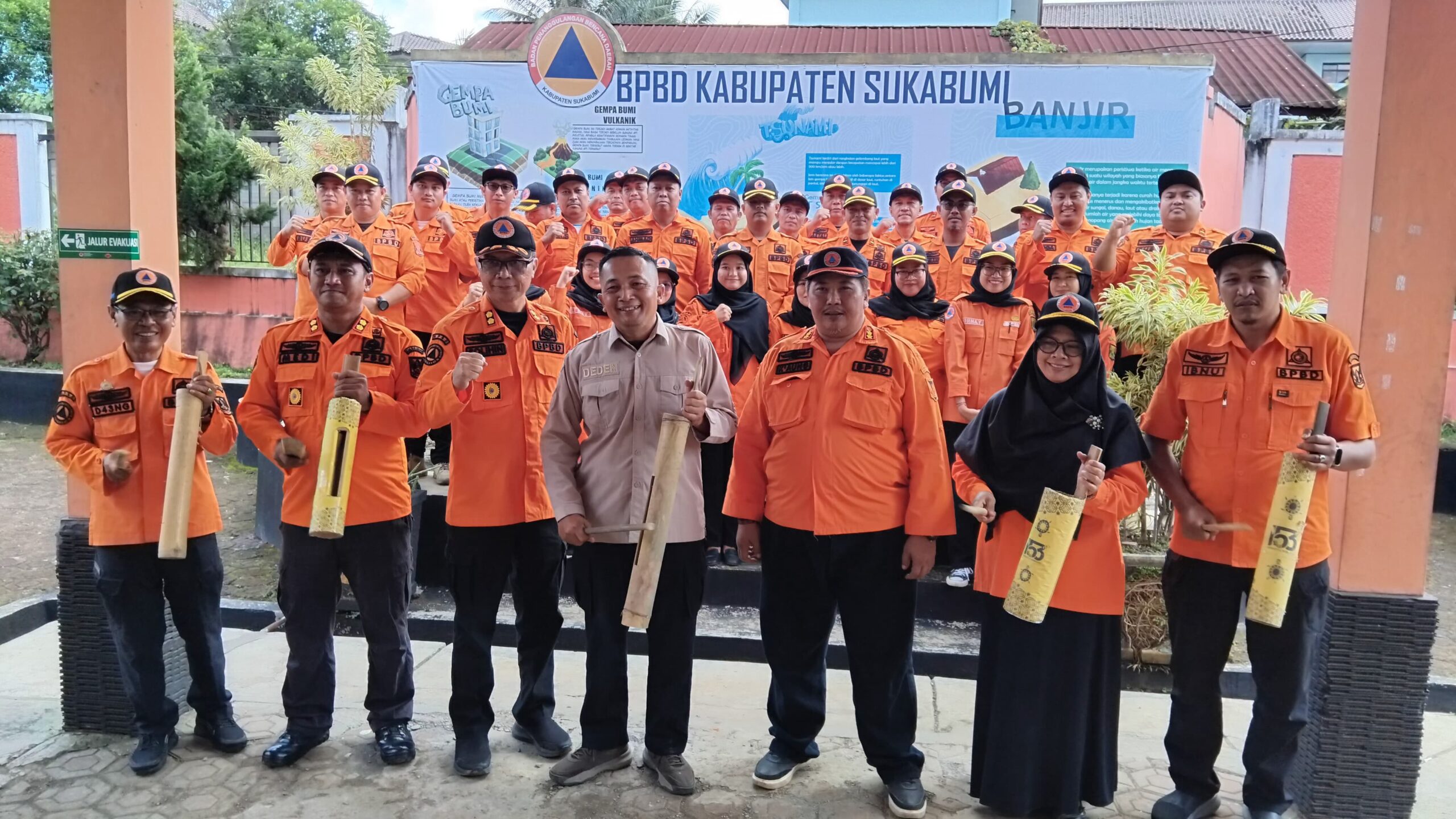 KOMPAK : Kalak BPBD Kabupaten Sukabumi, Deden Sumpena bersama jajarannya, saat foto bersama usai simulasi evakuasi mandiri gempa bumi. (FOTO : UNTUK RADAR SUKABUMI)