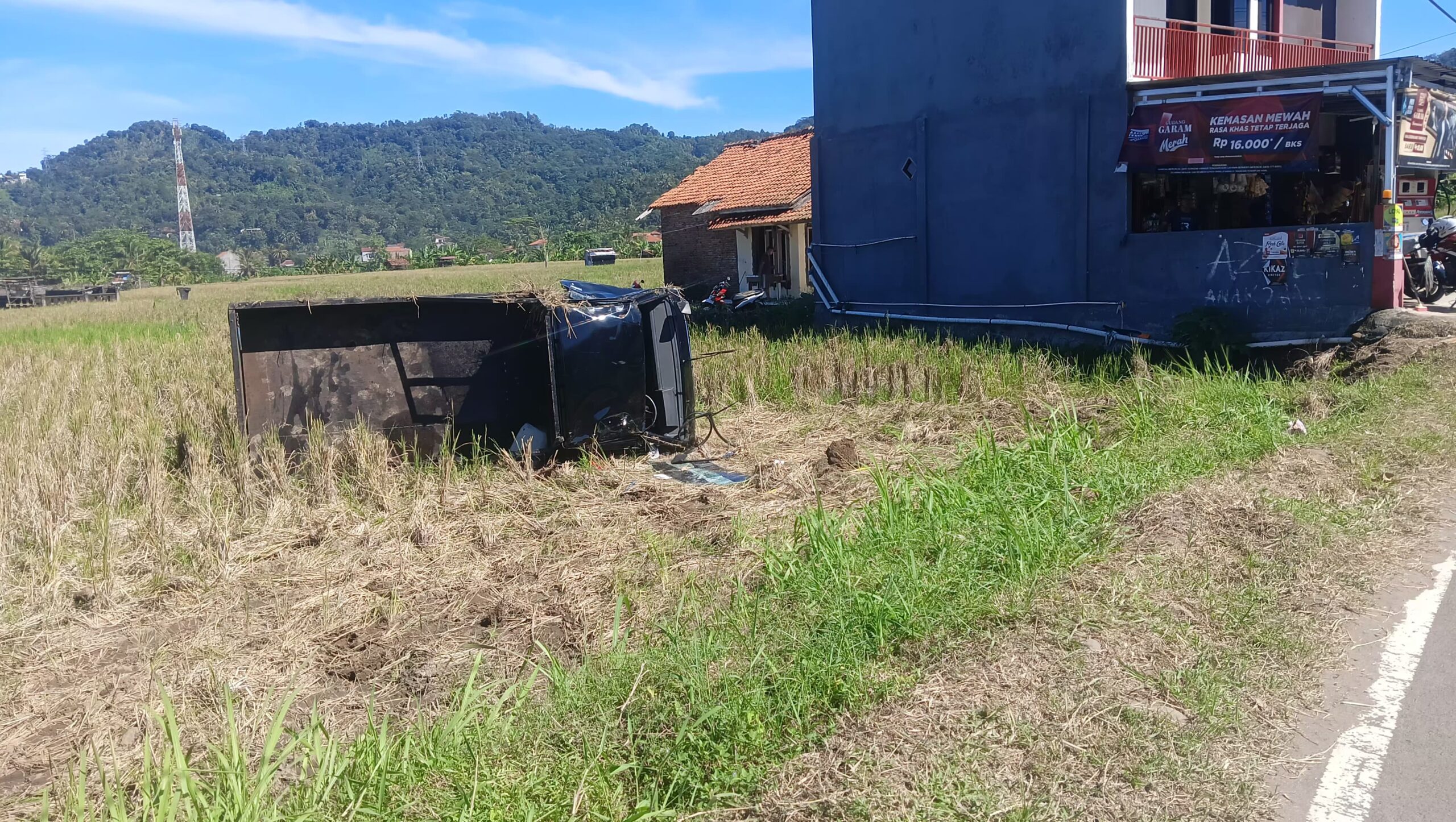 LAKA TUNGGAL : Kondisi pikap terguling di Cisolok. (FOTO : NANDI/ RADARSUKABUMI)