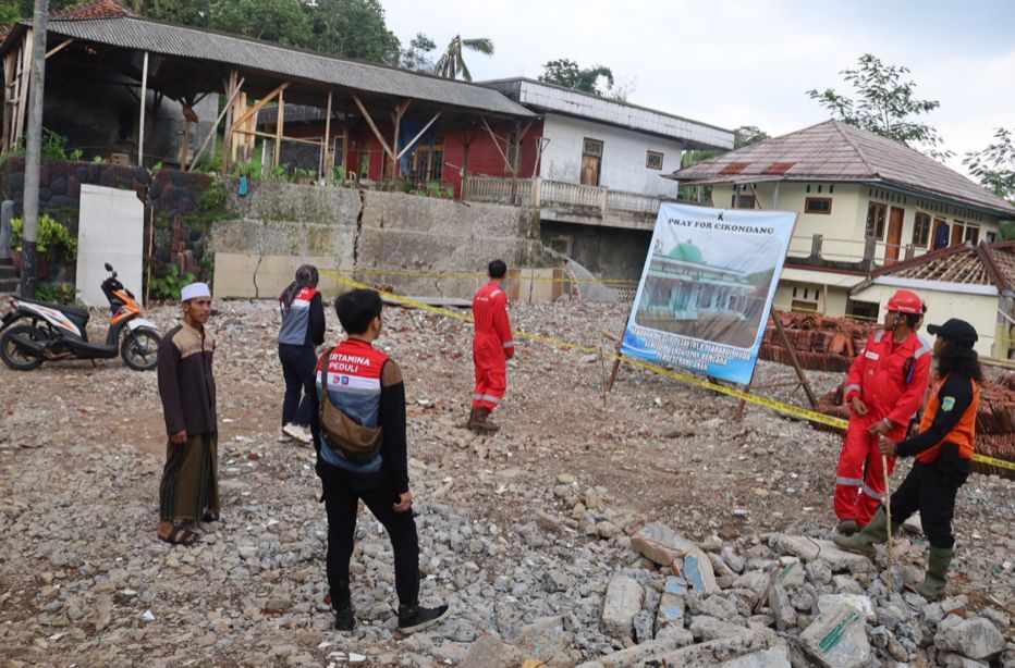 Pertamina Patra Niaga Regional JBB Salurkan Bantuan untuk Korban Tanah Bergerak di Kabupaten Tasikmalaya