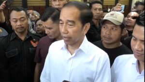 Moment Jokowi Tunjukkan Ijazah Asli, Tapi Gak Boleh Difoto Sebut Kacamata Rusak
