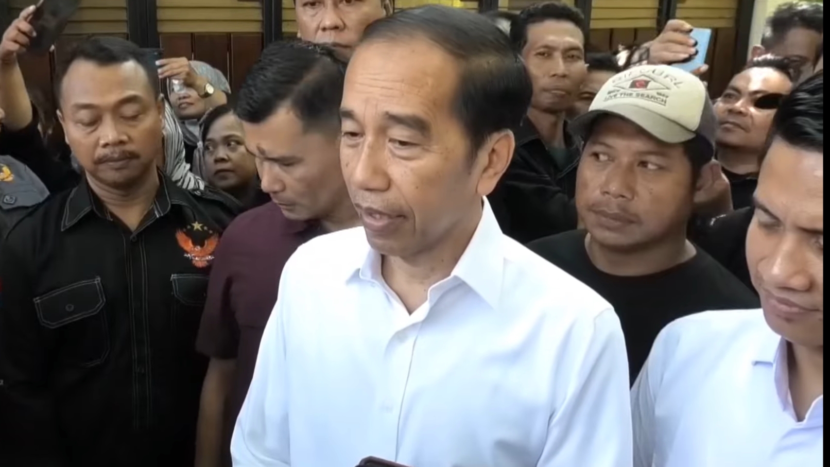Jokowi akhirnya menunjukkan ijazah asli untuk membuktikan dirinya benar merupakan lulusan Fakultas Kehutanan Universitas Gadjah Mada (UGM) tahun 1985-Istimewa-