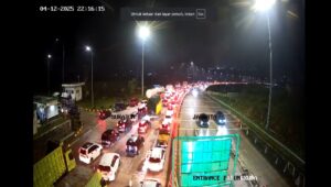 Penampakan Kemacetan Parah di Exit Tol Parungkuda Sukabumi Sabtu Malam, Pengendara Terjebak Berjam-jam
