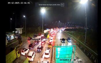 Exit Tol Bogor-Ciawi-Sukabumi (Bocimi) ruas Exit Tol Parungkuda kembali mengalami kemacetan panjang pada Sabtu malam (12/04/2025).