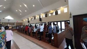Personel Polres Sukabumi Lakukan Pengamanan Paskah