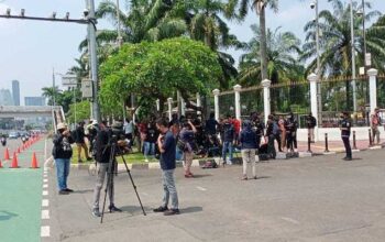 Awak media di depan Gedung DPR