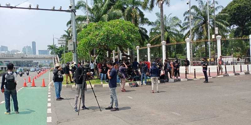 Awak media di depan Gedung DPR