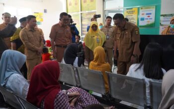 Bupati Sukabumi, Asep Japar , resmi meluncurkan program pelayanan kesehatan gratis di seluruh Puskesmas Kabupaten Sukabumi pada Senin, 5 Mei 2025 ,