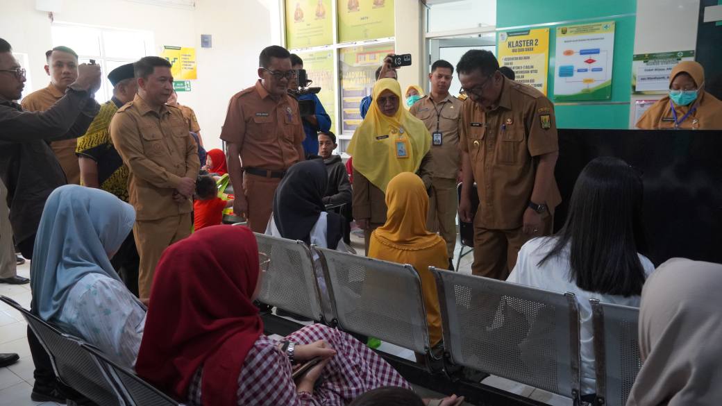 Bupati Sukabumi, Asep Japar , resmi meluncurkan program pelayanan kesehatan gratis di seluruh Puskesmas Kabupaten Sukabumi pada Senin, 5 Mei 2025 ,