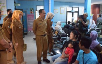 Sekda Ade Suryaman saat melakukan monitoring pelaksanaan layanan kesehatan gratis di Puskesmas Cicantayan , pada Senin, 5 Mei 2025.