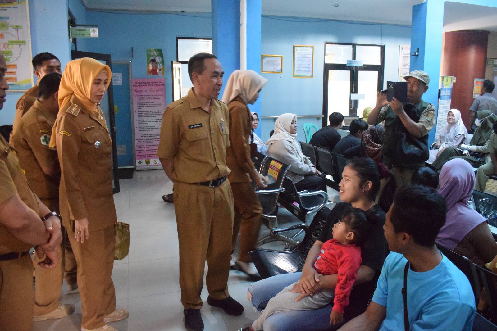 Sekda Ade Suryaman saat melakukan monitoring pelaksanaan layanan kesehatan gratis di Puskesmas Cicantayan , pada Senin, 5 Mei 2025.