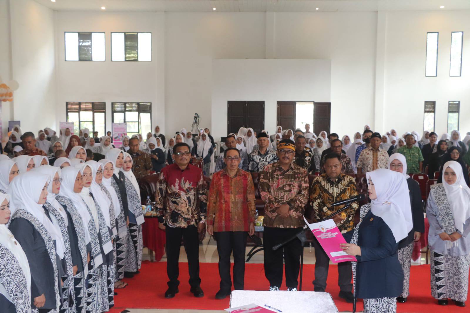 Bupati Sukabumi, Asep Japar, menghadiri pelantikan pengurus harian cabang dan ranting Ikatan Bidan Indonesia (IBI) Kabupaten Sukabumi yang digelar di Gedong Mahoni, Kecamatan Sukaraja
