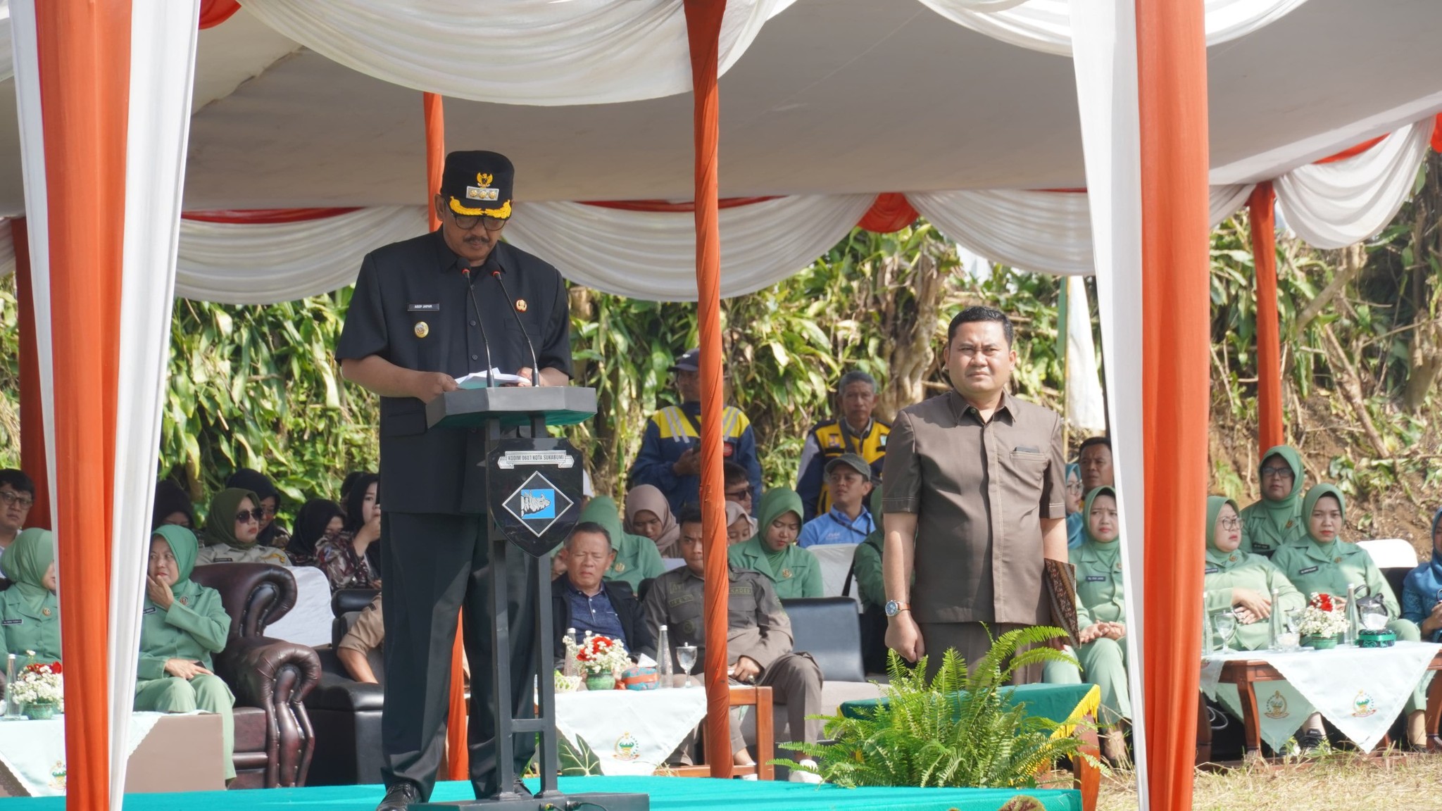 SAMBUTAN : Bupati Sukabumi, Asep Japar saat memberikan sambutan pada pembukaan TMMD ke 124 di Desa Cisarua, Kecamatan Sukaraja, Kabupaten Sukabumi pada Selasa (06/05).(FOTO : UNTUK RADAR SUKABUMI)