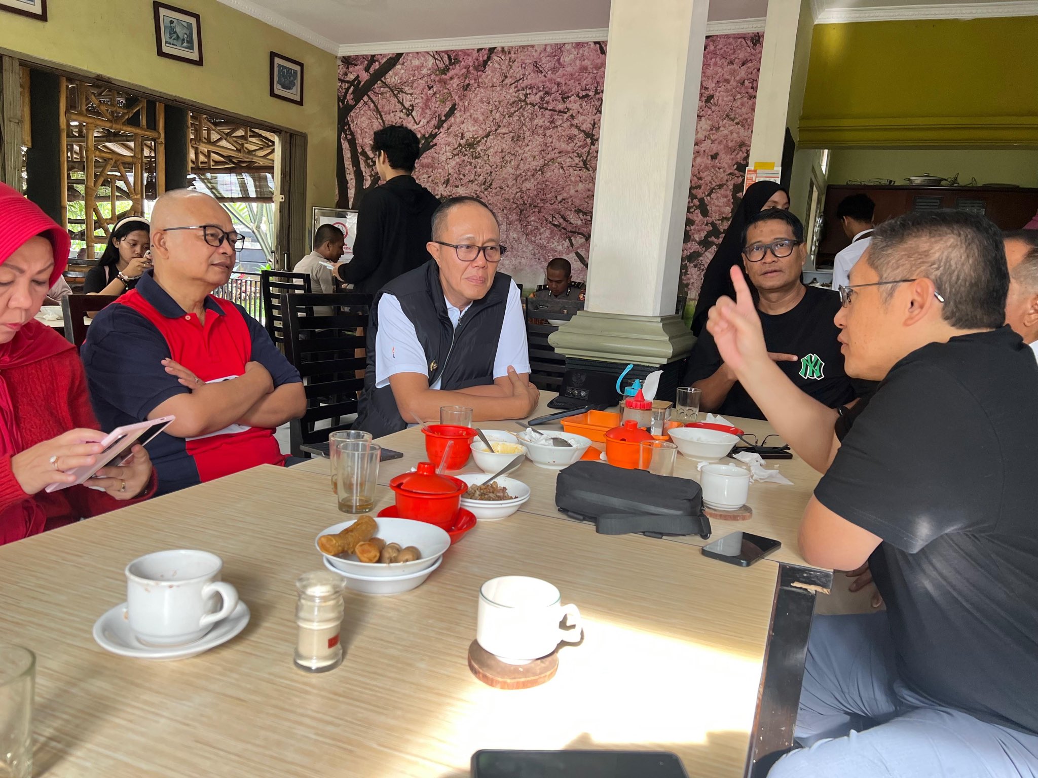 Pertemuan antara Anas Urbaningrum dan Wali Kota Sukabumi, Ayep Zaki , menjadi sorotan publik setelah Anas membagikan momen tersebut di akun media sosial resminya.