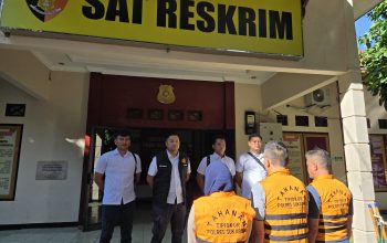 Suasana saat jajaran kepolisian polres Sukabumi menyerahkan tiga tersangka ke kejaksaan. (FOTO : NANDI/ RADARSUKABUMI)