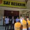 Suasana saat jajaran kepolisian polres Sukabumi menyerahkan tiga tersangka ke kejaksaan. (FOTO : NANDI/ RADARSUKABUMI)