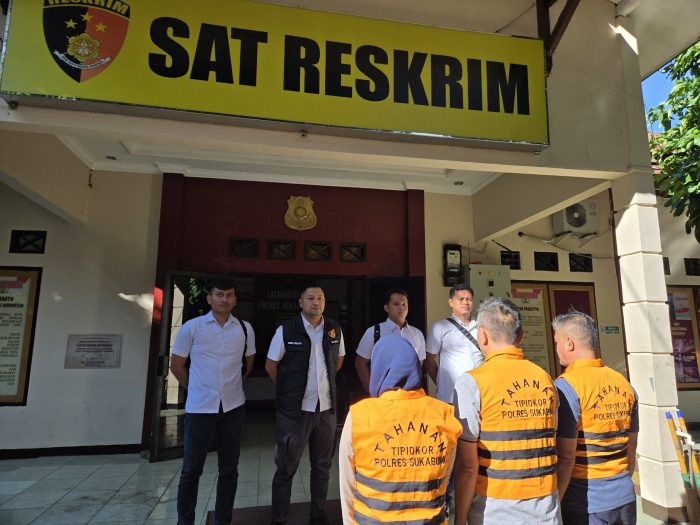 Suasana saat jajaran kepolisian polres Sukabumi menyerahkan tiga tersangka ke kejaksaan. (FOTO : NANDI/ RADARSUKABUMI)