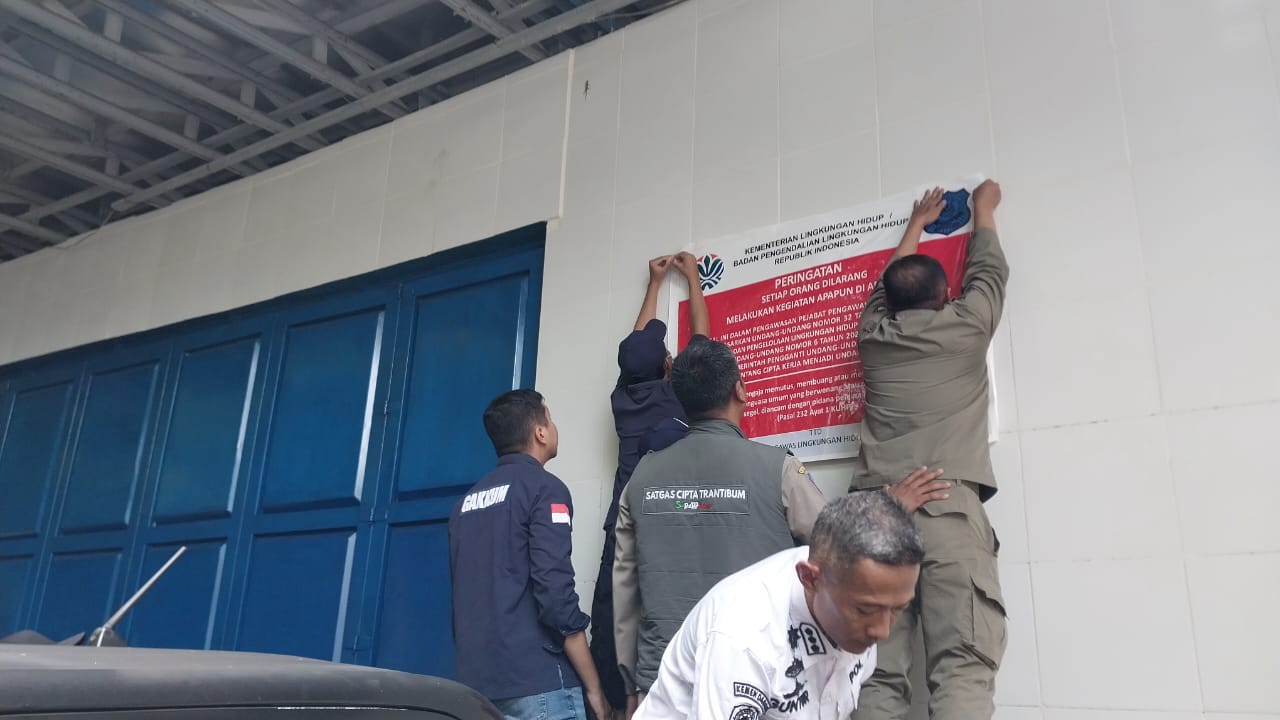 DITUTUP : Tim gabungan saat melakukan pemasangan segel bangunan mewah di kampung Cibolang, Desa Citepus, Kecamatan Palabuhanratu, Kabupaten Sukabumi.(FOTO : NANDI/ RADARSUKABUMI)
