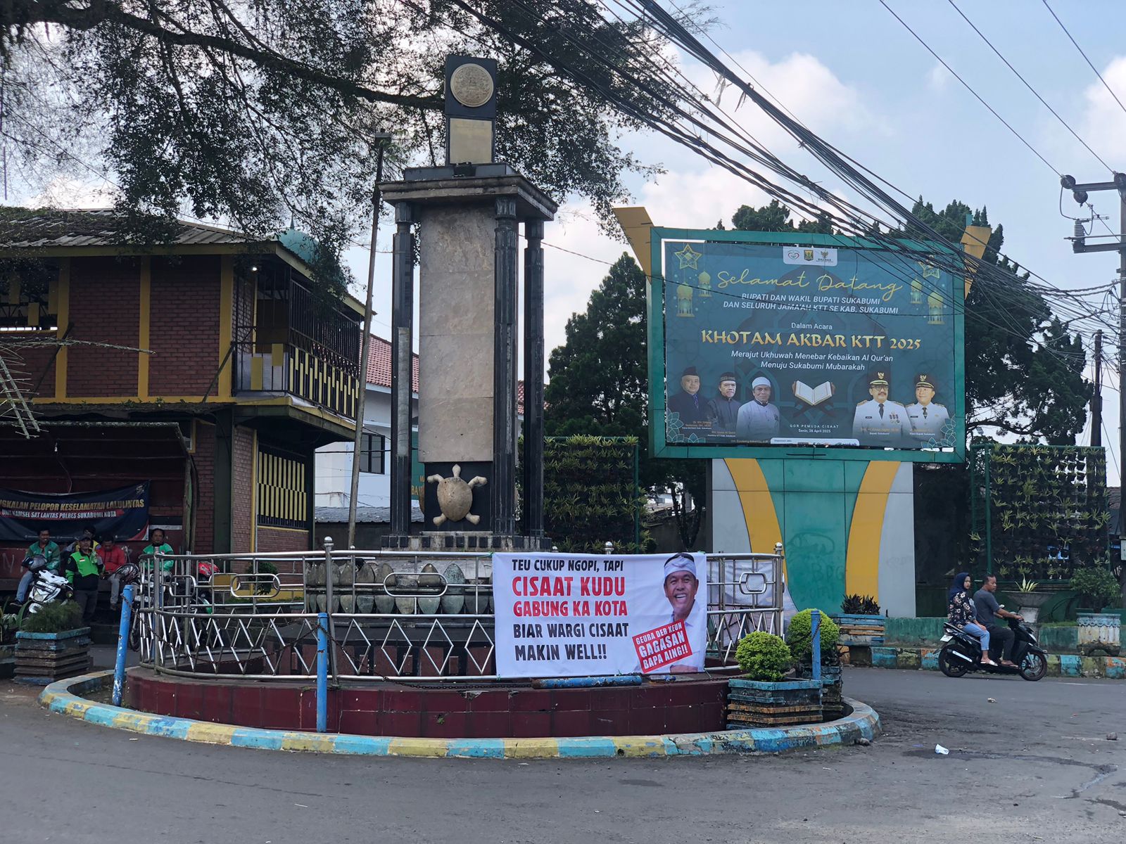 DIKECAM : Suasana spanduk terpampang di Tugu Adipura Cisaat, Kecamatan Cisaat Kabupaten Sukabumi, pada Jumat (30/05).(FOTO : DENDI/RADAR SUKABUMI)