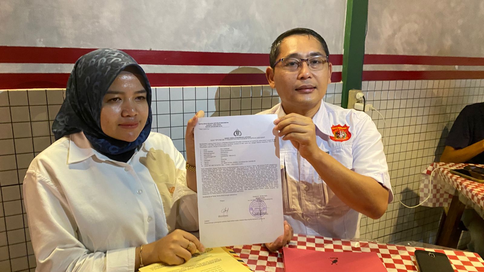 DIWAWANCARA: Seorang dokter asal Sukabumi saat memperlihatkan bukti laporan polisi, Jumat (30/5).
