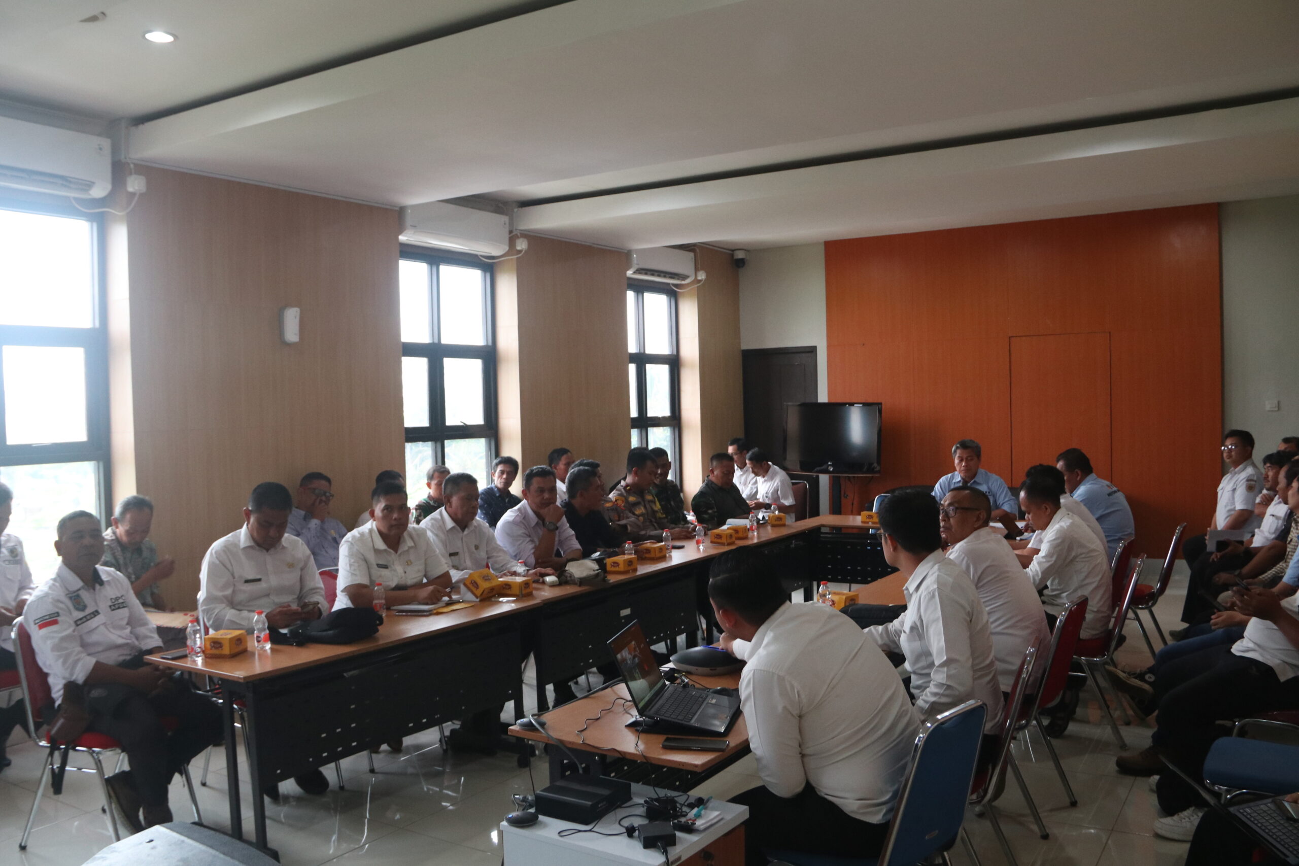 RAPAT : Kepala Kantor Pertanahan Kabupaten Sukabumi, Agus Sutrisno, saat memimpin rakor redistribusi tanah dan kegiatan gugus tugas reforma agraria.(FOTO : UNTUK RADAR SUKABUMI)