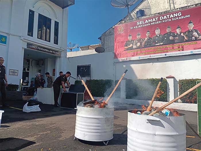 Kejari Kota Sukabumi Musnahkan Barang Bukti
