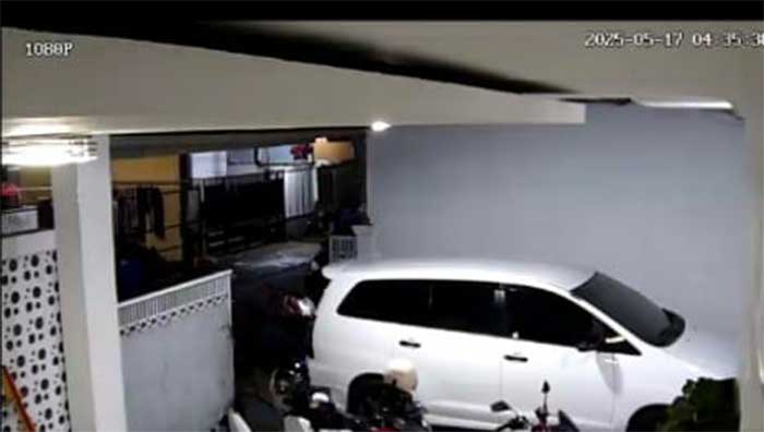 Maling Motor di Cidahu terekam CCTV