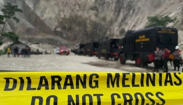 Tim gabungan TNI, Polri, BPBD, dan relawan menghentikan sementara pencarian korban longsor di kawasan tambang batu Gunung Kuda di Kabupaten Cirebon, Jawa Barat