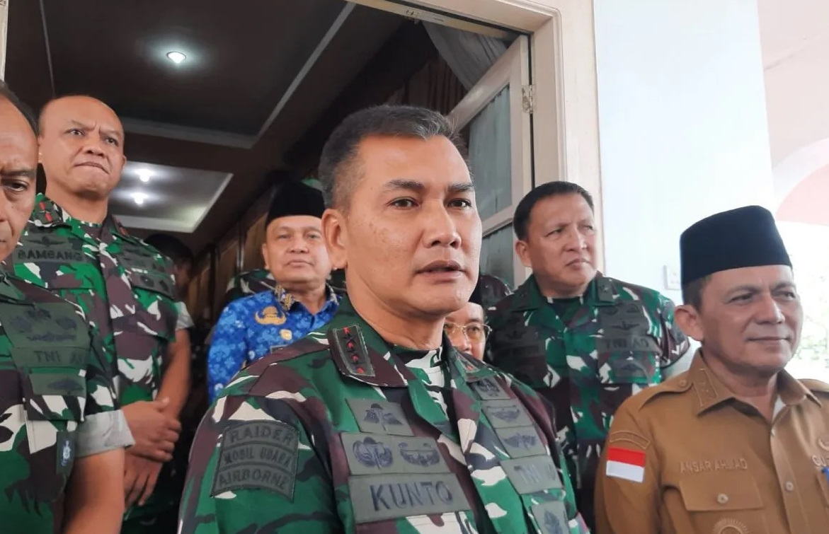 Letjen TNI Kunto Arief Wibowo bersama Gubernur Kepri Ansar Ahmad. 