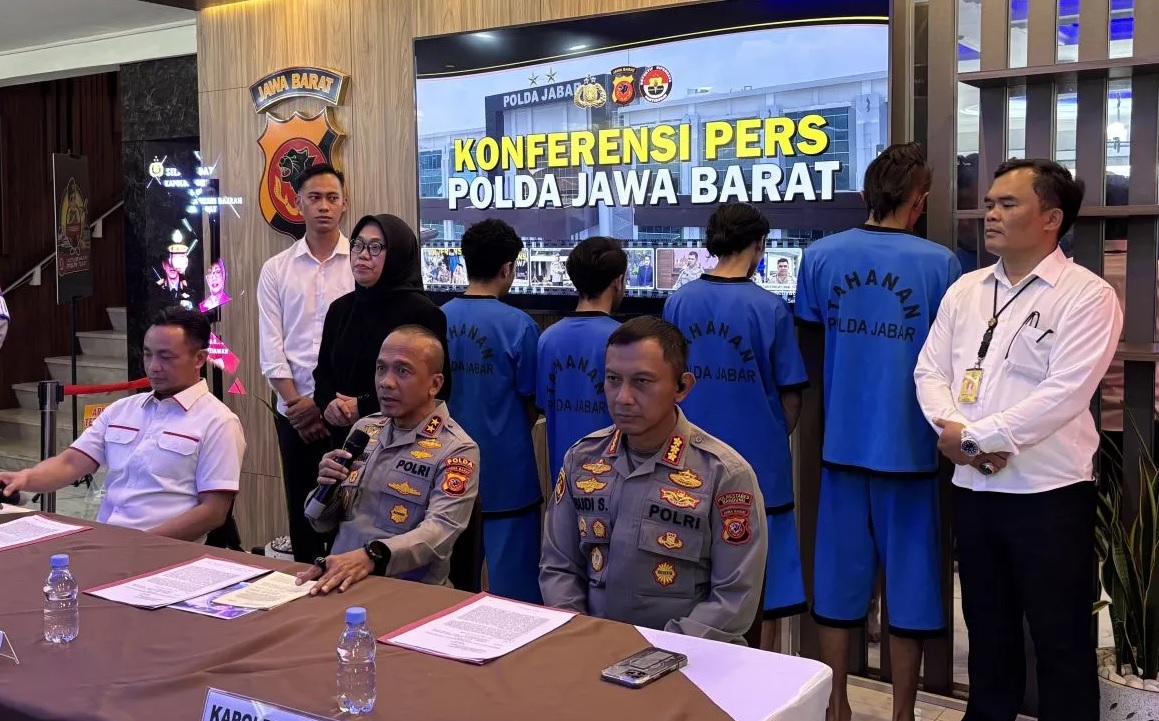 Kapolda Jawa Barat Irjen Pol. Rudi Setiawan ketika ungkap kasus tindakan anarkis saat aksi Hari Buruh di Kota Bandung, Jawa Barat, Selasa (6/5/2025). (Rubby Jovan)